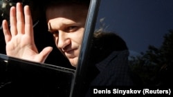 Proeminentul blogger anticorupție Alexei Navalnîi, la început de carieră, își salută susținătorii, după ce a fost eliberat de la o secție de poliție din Moscova, 24 mai 2012. 