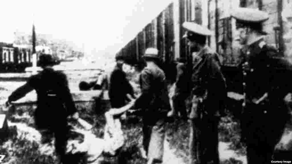 „În noaptea de 28/29 iunie 1941, Ion Antonescu a ordonat deportarea totală a populaţiei evreieşti din Iaşi (ordinul va fi revizuit a doua zi, rămânând a fi dislocată doar populaţia masculină adultă), iar lucrurile au degenerat ca urmare a punerii în aplicare a acestui ordin neclar şi profund antisemit. Mulţi evrei au fost ucişi pe loc, acolo unde au fost găsiţi în oraş de patrule mixte (compuse din soldaţi, poliţişti, gardieni şi jandarmi români, soldaţi germani sau civili mânaţi de antisemitism sau invidie socială), iar alţii au fost masaţi în curtea Chesturii de poliţie, unde s-a deschis focul în plin. Ulterior, evreii au fost urcaţi în două trenuri care şi-au căpătat trista faimă de 'trenuri ale morţii'. Din cauza supraaglomerării, a căldurii, a lipsei apei şi oxigenului, mii de evrei au murit în cele două trenuri sigilate şi păzite de soldaţi." - Adrian Cioflâncă, pogromuldelaiasi.ro