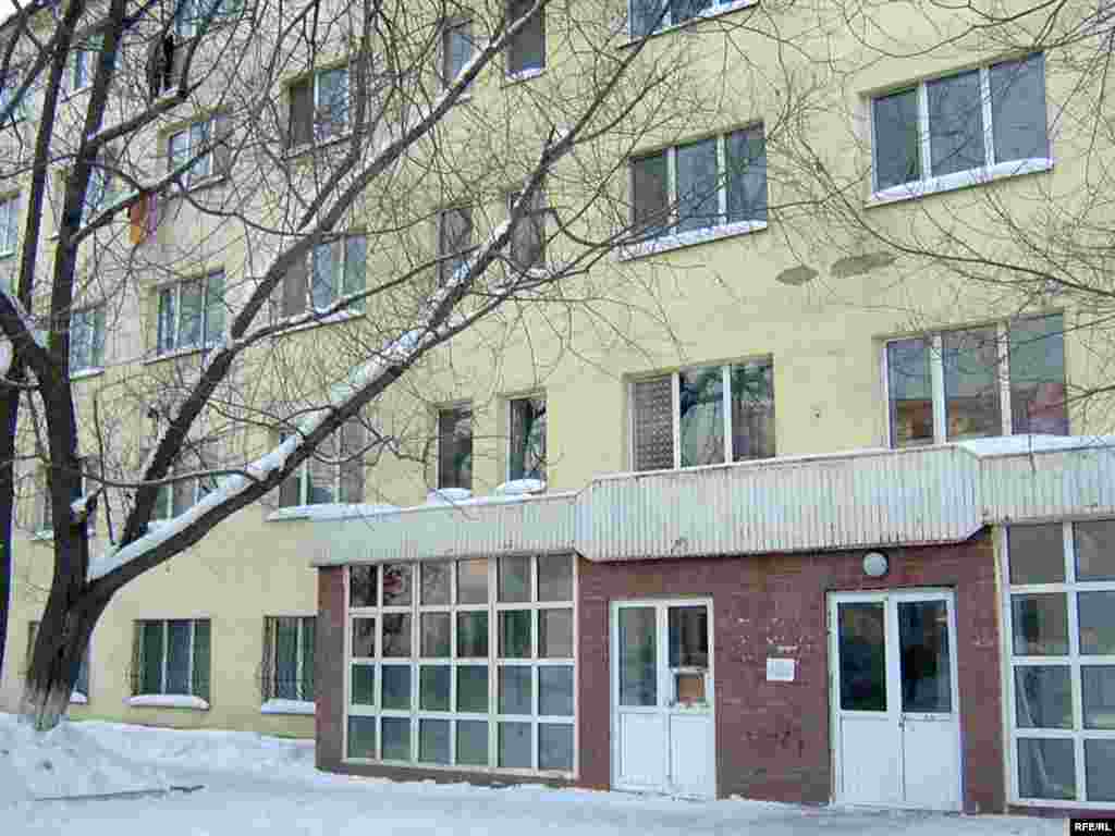 Театрға 1963 жылы салынған жатақхана берілген. Әртістерге екі жылдан кейін пәтер береміз деп уәде еткен болатын. - Театру было предоставлено общежитие, построенное в 1963 году. Артистам обещали, что они получат свои квартиры за два года.