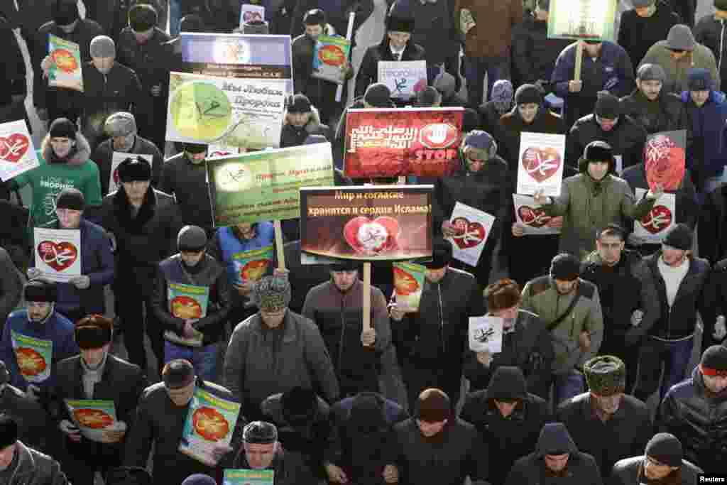 Чарада Грозныйдагы Урыс православ чиркәве башлыгы да карикатураларны хөкем итеп чыгыш ясады. Русия медиасында Charlie Hebdo карикатураларын чыгару тыелды