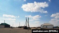 Türkmenistanlylar sebitlerde elektrik üpjünçiliginiň ýaramazdygyny aýdýarlar