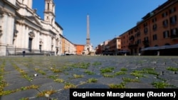 Piazza Navona din Roma: în lipsă de oameni, începe să crească iarba.