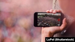 Пратэстны марш 6 верасьня на экране смартфона