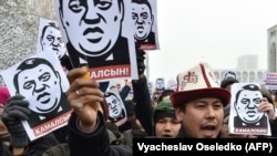25-ноябрдагы митингдин катышуучулары. 