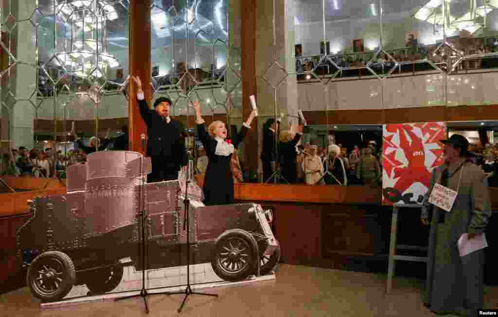 Actori ai Teatrului muzical din Krasnoiarsk, Rusia, în timpul spectacolului „Noaptea roșie”, 4 noiembrie.