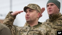 Cererea ucraineană a fost făcută de Kirilo Budanov (în centrul imaginii), șeful Serviciului de informații militare al Ucrainei.