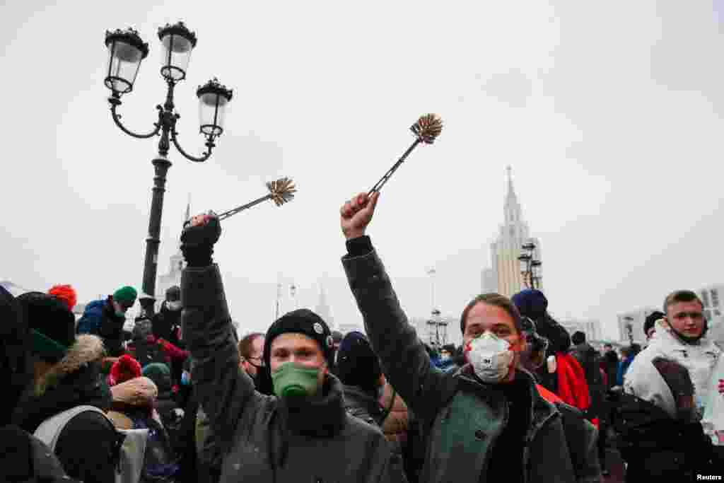 La Moscova, dar și în alte orașe, unii oameni au ieșit la proteste cu perii pentru WC. În investigația Fondului anticorupție al lui Navalnîi despre pretinsul „castel” al lui Vladimir Putin se spune că o perie pentru toaletă a fost procurată cu 150 de mii de ruble, echivalentul a 2 000 de dolari.