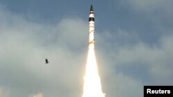 Запуск ракеты типа "земля-земля" Agni V в штате Одиша, Индия, 2012 год. Иллюстративное фото.