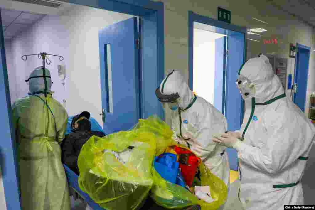 Уханьдағы аурухана қызметкерлері корнавирус жұқтырған адамды оқшаулау орнына әкелген сәт. 
