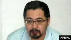 Оппозиция белсендісі Ермек Нарымбаев сот залында отыр. Алматы, 21 маусым 2010 жыл.