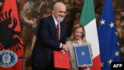 Kryeministri i Shqipërisë, Edi Rama, dhe ajo e Italisë, Giorgia Meloni, pas nënshkrimit të marrëveshjes për strehimin e emigrantëve. Romë, 6 nëntor 2023.