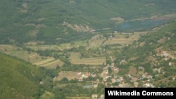 Селото Слатино и Слатинско Езеро во општина Дебарца.