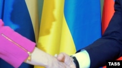 Під час зустрічі Юлії Тимошенко і Володимира Путіна. 19 січня 2009 р.