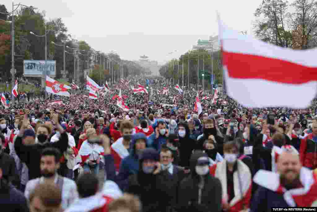 Óriási tömeg tüntetett Aljakszandr Lukasenka beiktatási ceremóniája után szeptember 27-én.