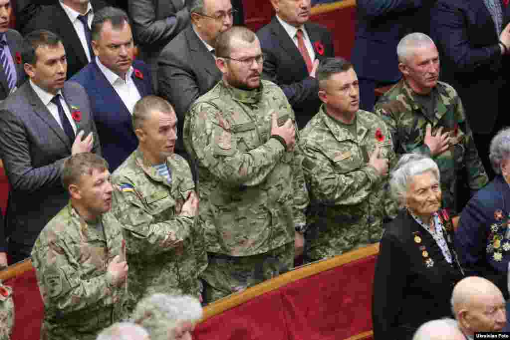 Під час виконання Гімну України на урочистому засіданні Верховної Ради з нагоди 70-ї річниці перемоги над нацизмом у Європі. Київ, 8 травня 2015 року