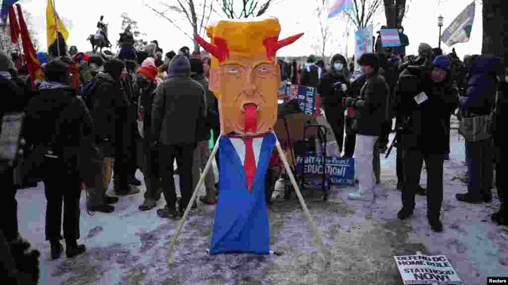 Washingtonban is tüntettek Donald Trump megválasztott amerikai elnök ellen. A képen a Meridian Hill Parkban gyülekeznek január 20-án