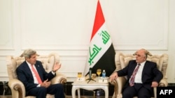 ABŞ-nyň döwlet sekretary Jon Kerri (Ç) Yragyň täze premýer-ministri Haýdar al-Abadi biler gürleşýär. Bagdad, 10-njy sentýabr, 2014.