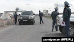 Ոստիկանները ստուգում են իրականացնում համայնքի մուտքի մոտ, 20-ը ապրիլի, 2020թ.