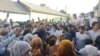 В городе Карасу на юге Кыргызстана Рашода Камалова встретили несколько сотен человек, 28 августа 2021 года.