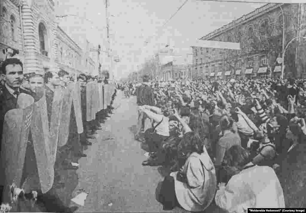 "Moldavskie Vedomosti", 25 august 2001, protestele studenţeşti din septembrie 2000