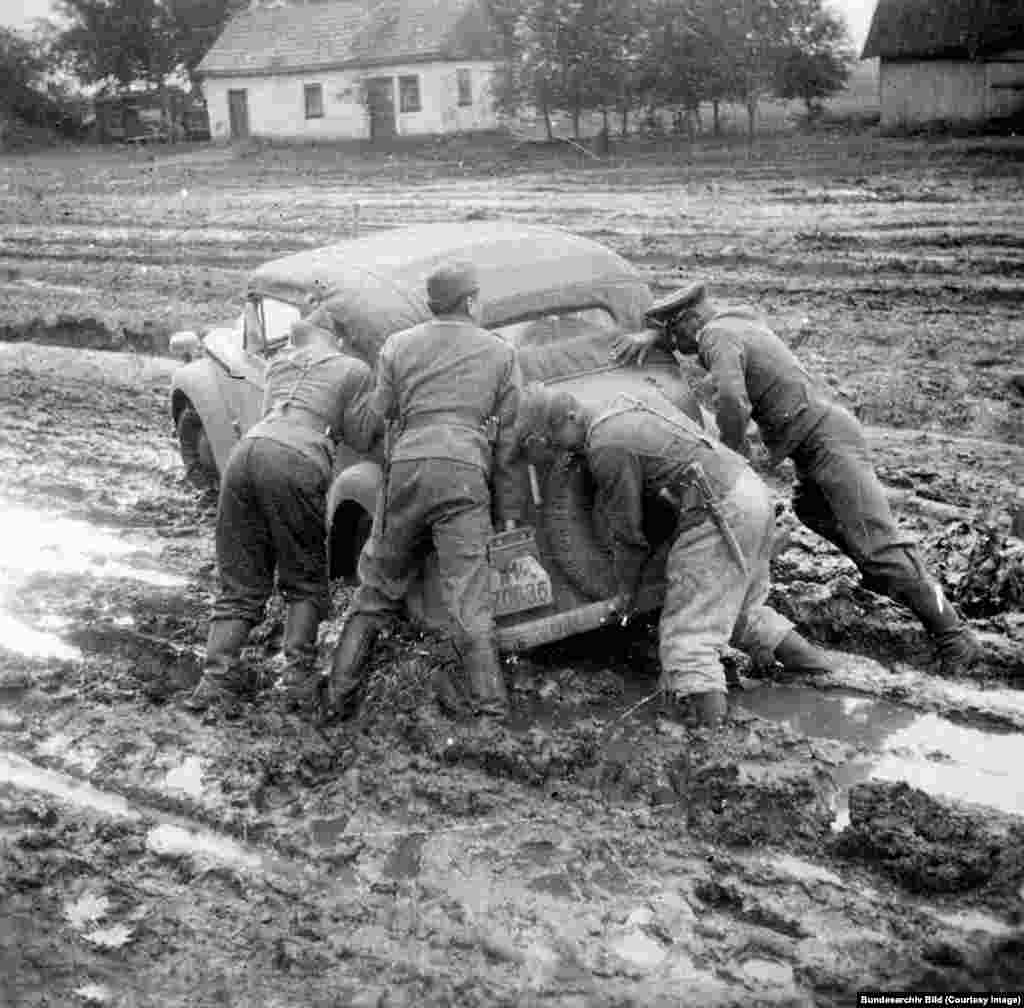Ofițerii germani încearcă să scoată un vehicul din noroi la sfârșitul anului 1941. Pe măsură ce au început ploile de toamnă, comandanții naziști au fost forțați să se pregătească pentru un conflict prelungit, în timp ce „Generalul Noroi” și luptătorii sovietici răzbunători au împiedicat înaintarea germană.