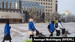 Нұр-Сұлтан қаласы әкімдігі алдындағы ата-аналар акциясы. 16 желтоқсан 2020 жыл.