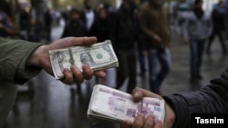 طی چهار دهه گذشته، قیمت دلار آمریکا در برابر پول ملی ایران ۲۷۰۰ برابر شده و ریال در گروه ضعیف‌ترین پول‌های جهان جای گرفته است.