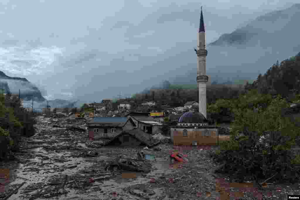 Makina të zhytura në baltë e shtëpi të shkatërruara në Donja Jabllanicë të Bosnjës. Ky fshat është ndër më të goditurit nga fatkeqësia natyrore. 