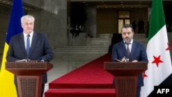 Aszad Hasszan as-Sajbani, az ideiglenes szíriai kormány külügyminisztere és Andrij Szibiha ukrán külügyminiszter sajtótájékoztatót tart Damaszkuszban 2024. december 30-án