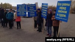 Акция протеста против практики изъятия земель «под государственные нужды». Астана, 18 октября 2014 года.