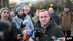 Ministrul german al apărării, Boris Pistorius, vorbește cu presa după ce a depus flori pe memorialul „Eroilor Maidan” din Piața Maidan din Kiev, pe 21 noiembrie 2023.