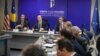 Kryeministri i Kosovës, Ramush Haradinaj, ambasadori amerikan, Philip Kosnett dhe disa zyrtarë tjerë të Qeverisë së Kosovës.