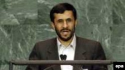 محمود احمدی نژاد، در سال ۲۰۰۵ در نشست مجمع عمومی سازمان ملل شرکت و سخنرانی کرد.