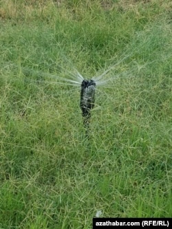 Suwaryş ulgamynyň ýokarky bölegine ýerleşdirilen plastmassa boklaşka.