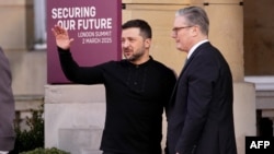 Starmer dhe Zelensky në samitin për Ukrainën në Londër më 2 mars 2025.