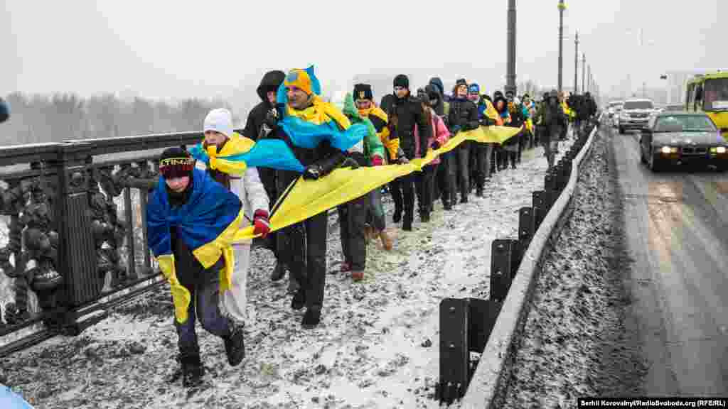У Києві, на мосту Патона, пройшла акція «Живий ланцюг Соборності», присвячена Дню Соборності України. Мороз та хуртовина не завадили учасникам утворити 30-метровий державний прапор. У цей день, 22 січня 1919 року, був проголошений Акт злуки Української Народної Республіки й Західноукраїнської Народної Республіки, що символізувало остаточне об’єднання українських земель в єдину державу. Київ, 22 січня 2016 року ДИВИТИСЬ ФОТОГАЛЕРЕЮ