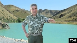 Prezident Gurbanguly Berdimuahemedow Lebap welaýatynda apreliň aýagynda turan güýçli apy-tupanyň netijesinde köp ekin meýdanlaryna hem zyýan ýetendigi barada hiç zat aýtmady.