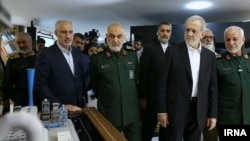 مسعود پزشکیان در کنار حسین سلامی، فرمانده‌کل سپاه پاسداران، در بازدید از قرارگاه خاتم‌الانبیا