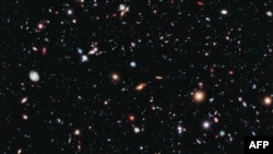 Kosmos giňişligi. Hubble kosmos teleskopynda edilen surat.
