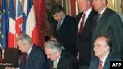 Dejtonski sporazum potpisali su u Parizu 1995. godine Slobodan Milošević, Franjo Tuđman i Alija Izetbegović.