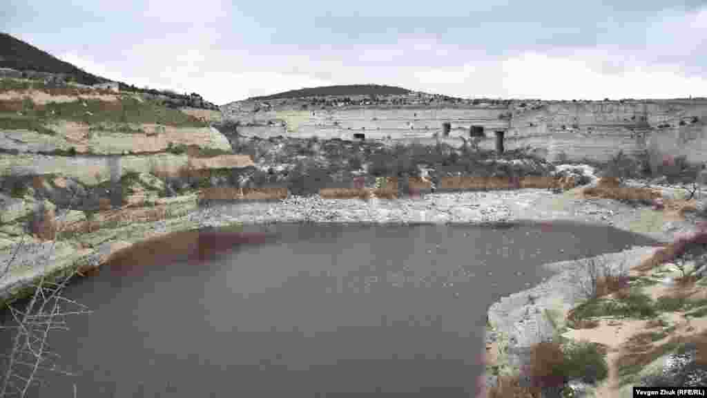 Рівень води в кар'єрі сильно знизився після викачування води. Глибина водойми раніше доходила до 60 метрів, площа водного дзеркала близько 23 тисяч квадратних метрів. Як виглядало кар'єрне озеро в кінці листопада – у фотогалереї