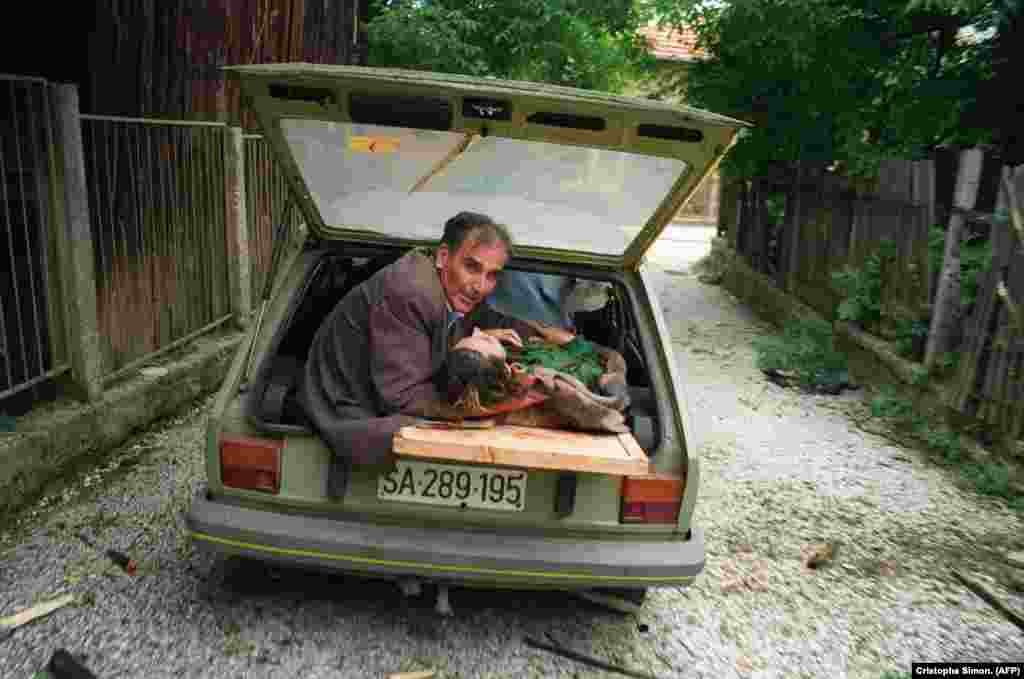 Saraýewo topa tutulanda agyr ýaralanan aýala kömek edýän adam. 27-nji iýun, 1992. 