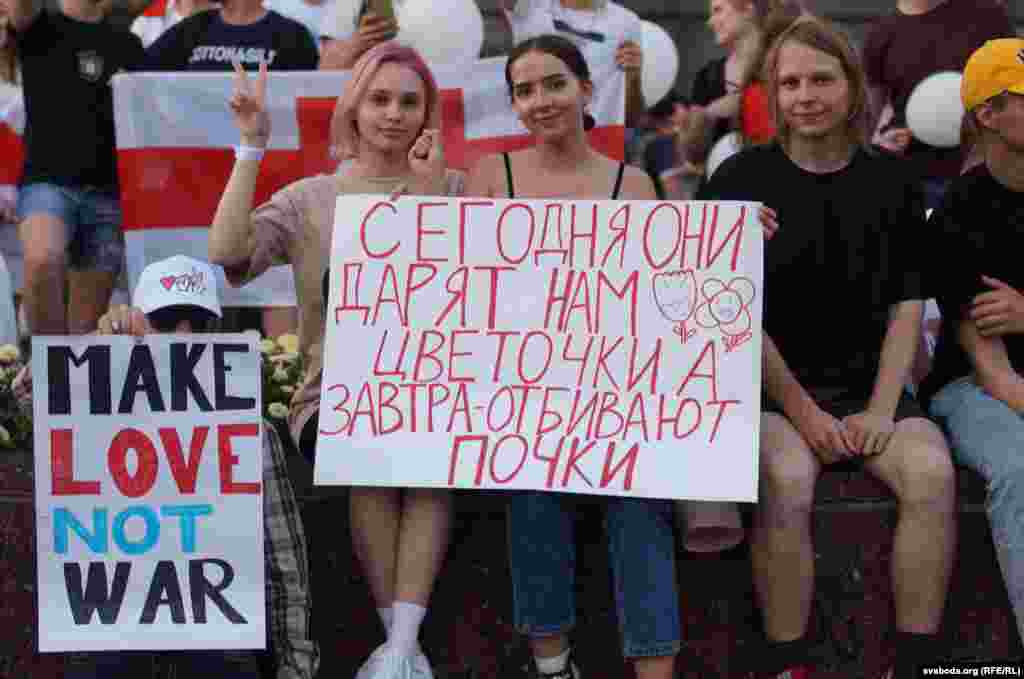 Белоруски жени на мирен антивладин протест во Хомел на 16 август. На транспарентот пишува: „Денес ни даваат цвеќиња. Утре не удираат по бубрези“.