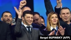 Actorul de comedie Volodimir Zelenski se bucură de scorul obţinut la alegerile prezidenţiale