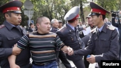 Тополоң салган митингчилерди кармоо. Бишкек, 3-октябрь, 2012.