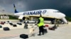 Verificarea bagajelor de pe zborul deturnat Ryanair Boeing 737-8AS, pe aeroportul din Minsk, duminică 23 mai, 2021.