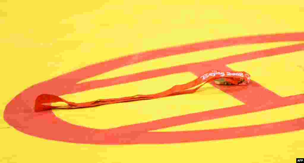Şwesiýaly sportsmen Ara Abrahamianyň ýüz öwren medaly. Pekin, 2008.