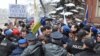 У стен посольства Великобритании жители Сараево проводят акцию протеста против ареста Эюпа Ганича. 
