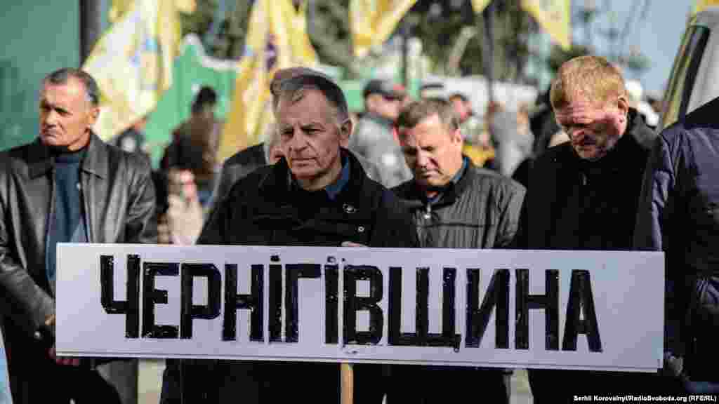 У Києві під Верховною Радою у четвер зібралися декілька десятків фермерів. Вони звертали увагу на проблеми на ринку землі, рейдерські захоплення фермерських господарств та відсутність розвитку сільського господарства. Під будівлю парламенту активісти притягнули теличку як символ фермерства. Київ, 8 жовтня 2015 року ДИВИТИСЬ ФОТОГАЛЕРЕЮ