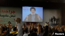 شورای حقوق بشر در ۲۴ خرداد ماه قطع‌نامه‌ای را تصویب کرد که در آن استفاده از پیکارجویان خارجی در جنگ داخلی سوریه محکوم شده است (در تصویر: حسن نصرالله در حال سخنرانی برای هوادارانش)